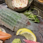 呼子活イカ 博多巻き串 燈 - イカ活き造り　近景