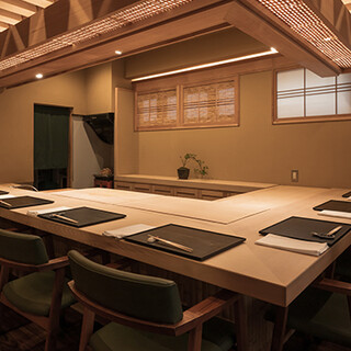 カウンター9席のみを設える空間で、美食を味わう特別なひと時