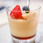 ランデブーラウンジ・バー - "奶黃布甸（カスタード・プディング）"、茶匙（ちやさじ）を挿入（なかに）