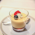 ランデブーラウンジ・バー - "奶黃布甸（カスタード・プディング）"、藍莓（ブルーベリ）＋鮮奶油（なまクレム）