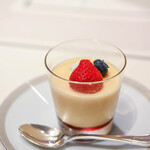 ランデブーラウンジ・バー - "奶黃布甸（カスタード・プディング）"、覆盆子（いちご）