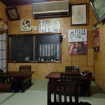 江戸政 - 渋い店内。座敷席