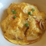 プティパ - 11月の「月替り季節ランチ」は天津飯と唐揚げ。アッサリした食べ心地で、サラダとスープ付き。