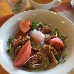 プティパ - 人気の「から揚げ丼」はカリカリ衣のから揚げに野菜もしっかり。ガーリック醤油ダレが決め手で、スープ付き。