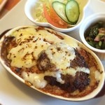 プティパ - 季節限定メニュー「カレードリア」はチーズもハンバーグも乗って熱々ハフハフ。サラダ、小鉢、スープ付き。