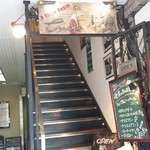 この階段を上がって右に入口があります。