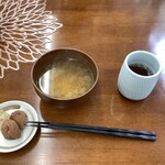 ヒポクラティック サナトリウム - 塩分補給10時お味噌汁　たっぷり出汁が沁みる