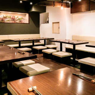 白を基調としたお洒落な空間でお食事を◆お座敷席は最大30名可