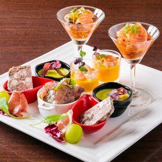 旬の野菜や魚介類をふんだんに活かした、季節の前菜盛り合わせ