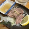 大衆酒場 目白かつりき - レバ刺し　290円　結構温度低めの低温調理でトゥルッと感あり。レモン玉ねぎ添えが地味に嬉しい