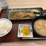 築地食堂 源ちゃん - 料理写真:暫く待つと注文したサバの味噌煮定食１０８９円の出来上がりです。