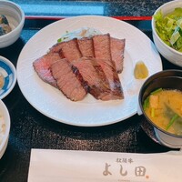 松阪牛 よし田 - サラダやお味噌汁、小鉢、漬物がつきます