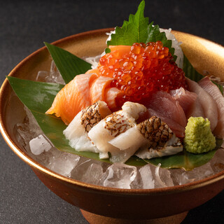 目の前でいくらをかけてご提供する、インパクト大の海鮮盛りも♪