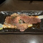 和牛・牛タン・地鶏×個室 鶴龍 - 和牛ロース一枚炙り寿司