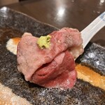 和牛・牛タン・地鶏×個室 鶴龍 - 和牛ロース一枚炙り寿司