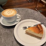 DILL Coffee Parlor - ラテ(ワンショット)¥650、チーズケーキ¥600