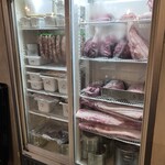 東京ブッチャーズ with OKACHI Beer Lab - 塊肉で注文したくなる肉が並ぶ