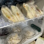コーヒースタンド リオ - サンドイッチ150円、フルーツ一皿300円