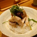 ジャパニーズ ラーメン 五感 - 炭火おにくごはん(500円)。