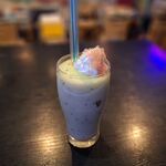 ブルーラグーン レストラン - キウィスムージーにフィンガーライムトッピング