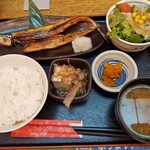 寿司と居酒屋魚民 - 本日の焼魚定食（秋刀魚の開き）880円（ご飯、味噌汁お代わりOK）