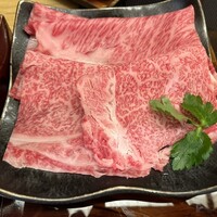 すき焼き 牛しゃぶ 松重 - 手前がロースで、奥が肩ロース