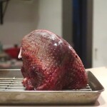 フィエルテ - 血でコーティングすることで旨味を増強させている山鳩のプレゼンテーション