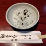 新宿うな鐵 - 本来お通しは２種類あるのですが、もう一種類が舞茸のお浸しでした。夫婦揃ってキノコが食べられないので丁重にお断りしました。