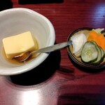 新宿うな鐵 - うな重に付いてくる玉子豆腐、ぬか漬け