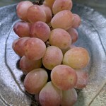 八百屋コウタ - これは、別の所で買った「ぶどう」（ただ、「ぶどう」だけの表示だったけど、色からすると、デニーズのクイーンルージュって？こっちじゃ？……いえいえ、疑っては、いけません(｀･д･)σ メッ）