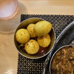 スパイス料理ナッラマナム - うずら卵ピックル（トッピング、¥300税込み）