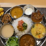 スパイス料理ナッラマナム - 4種盛り（¥2,000税込）