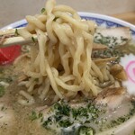 龍上海 - 『赤湯からみそラーメン』の麺