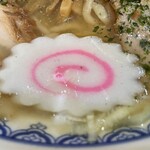 龍上海 - 『赤湯からみそラーメン』のナルト