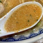 龍上海 - 『赤湯からみそラーメン』のスープ×からみそ