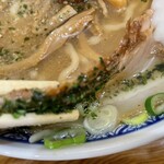 龍上海 - 『赤湯からみそラーメン』のチャーシュー＆青のり