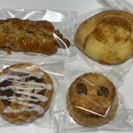 メゾン・デ・シャノワール - あらびきウィンナー 270円　チーズフランス 270円　くるみパイ 250円　パンプキンパイ 260円