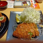 とんかつKYK - キャベツお代わり勧めて貰えるのがありがたい。