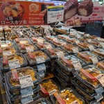 スーパーセンタートライアル - 料理写真:トライアル半田亀崎店ロースかつ重299円が大量に陳列。
