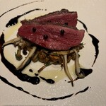 321550674 - メイン「青森県産　銀の鴨のロースト」。銀の鴨！？「金」じゃなく？燻銀の深い味わいなのか、羽色が銀なのか…とにかくとても大切に育てられた国産鴨で限られた卸先にしか出荷されるない希少鴨らしく大変ジューシー