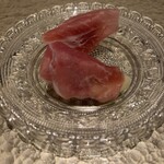 321550689 - アミューズ「リコッタチーズとおおまさりのブルスケッタ　生ハムと無花果(いちじく)」。これから始まる宴への期待を高める呪文ですか？味覚のマトリョーシカ人形やん！