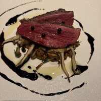 ディリット - メイン「青森県産　銀の鴨のロースト」。銀の鴨！？「金」じゃなく？燻銀の深い味わいなのか、羽色が銀なのか…とにかくとても大切に育てられた国産鴨で限られた卸先にしか出荷されるない希少鴨らしく大変ジューシー