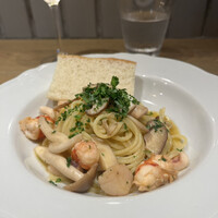 イル カルディナーレ 銀座コリドー店 - 魚介のスパゲティ:エビもぷりぷり！付け合わせのパンが凄く美味しかったです！！！