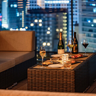 二人だけの特別な時間を、夜景が彩るテラス席で