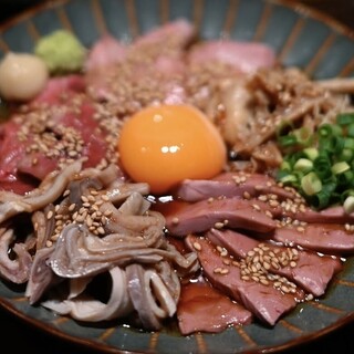 ◆鮮度の極み肉刺しが旨いもつ焼き酒場◆