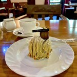 グリンデルワルト - ケーキセット 
モンブランと紅茶（ホテルブレンド）