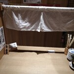 立ち食い海鮮丼 みこ食堂 - 完全個食ブース