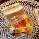 和 - 手前は ツナと野菜のクロワッサンサンド、奥はふわふわ厚焼き卵とハムときゅうりのミックスサンド