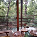 和 - 美しい森林の木々が見渡せる人気の窓際席