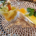 和 - 右はフルーツタルト(タルト生地がしっとりでとっても美味しかったです！)、 左はフルーツの盛り合わせ(いちじく、シャインマスカット、ぶどう、オレンジ、パインの甘いフルーツたち)